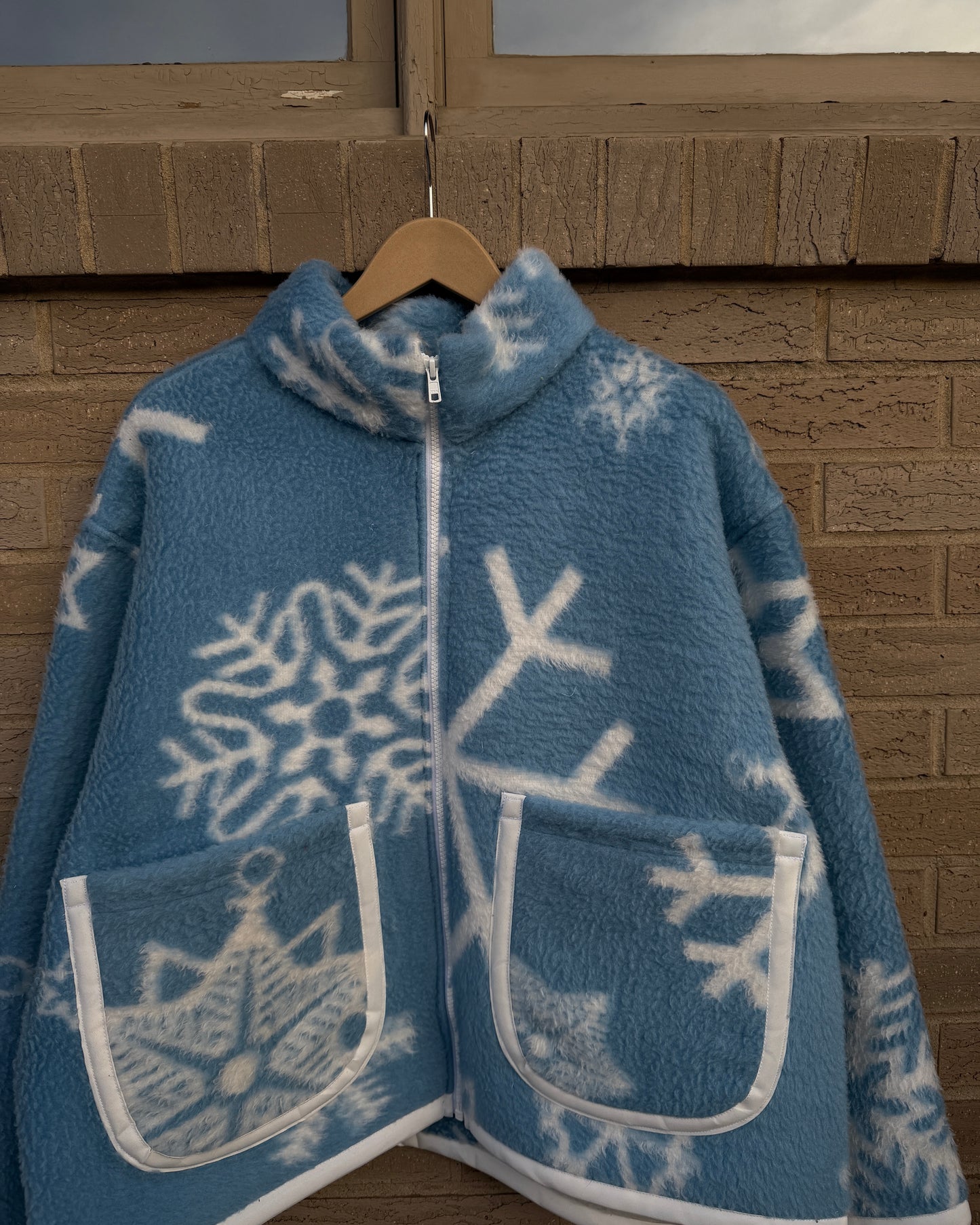 L - blue snowflake jacket