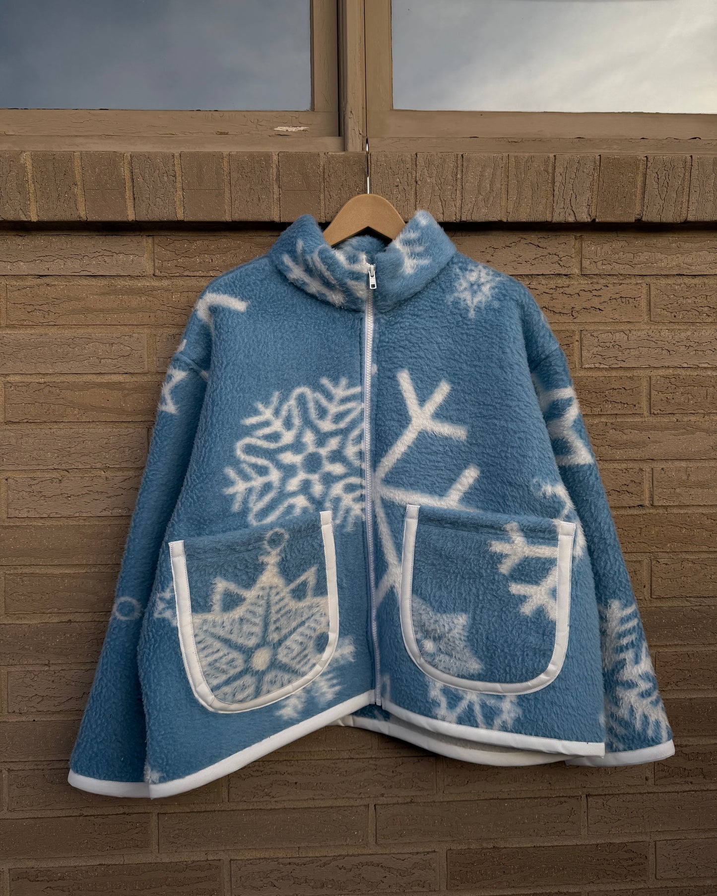 L - blue snowflake jacket